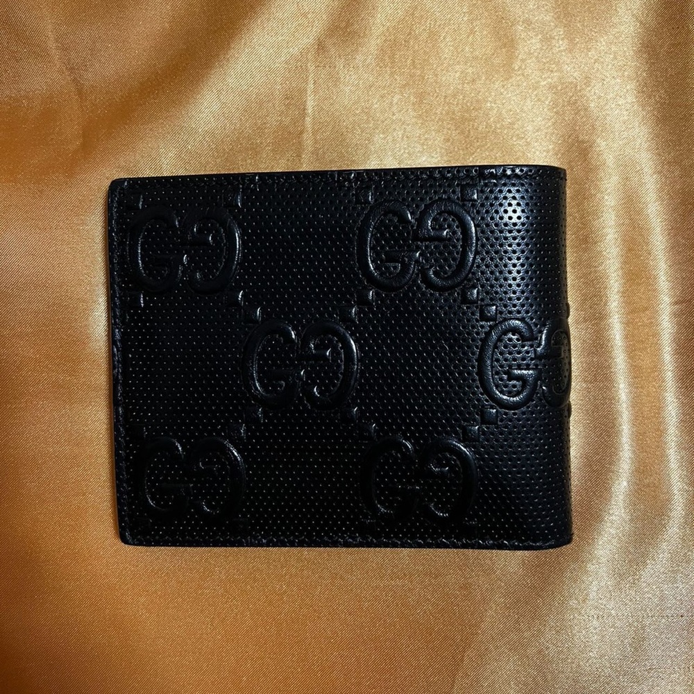Gucci wallet nearly brand new 🔥